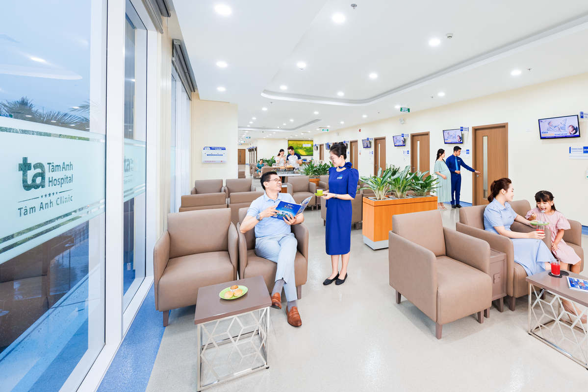 Khu khám VIP Phòng khám Đa khoa Tâm Anh Cầu Giấy được thiết kế như một “phòng chờ hạng thương gia” sang trọng, yên tĩnh. Có phòng chờ, quầy tiếp đón riêng, phục vụ nước, trà, wifi, báo/tạp chí… giúp khách hàng thư giãn trong quá trình chờ khám. . Ảnh: BVĐK Tâm Anh