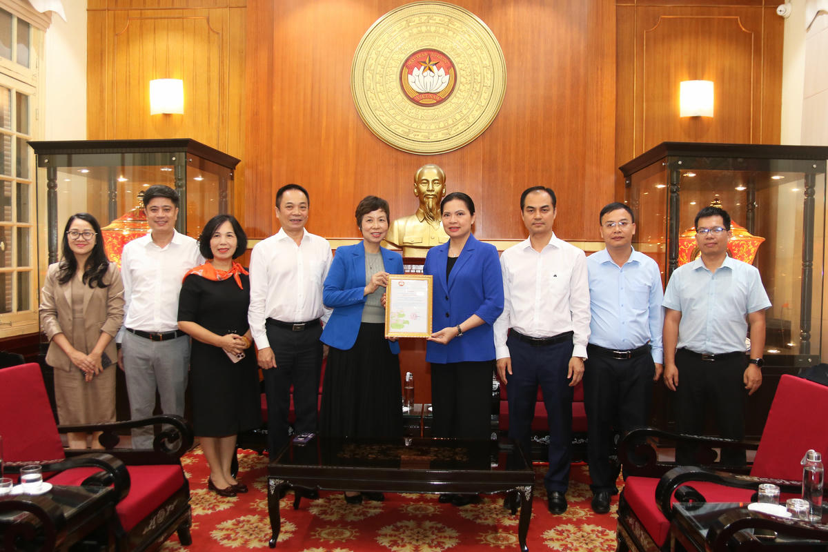 Phó Chủ tịch Hà Thị Nga trao Thư cảm ơn cho Thông tấn xã Việt Nam. Ảnh: Tiến Đạt.