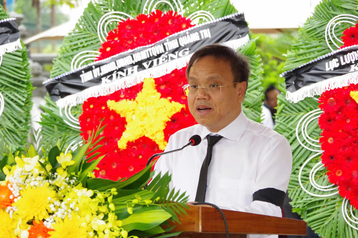 Ông Lê Đức Tiến đọc điếu văn truy điệu. Ảnh: QSQT.