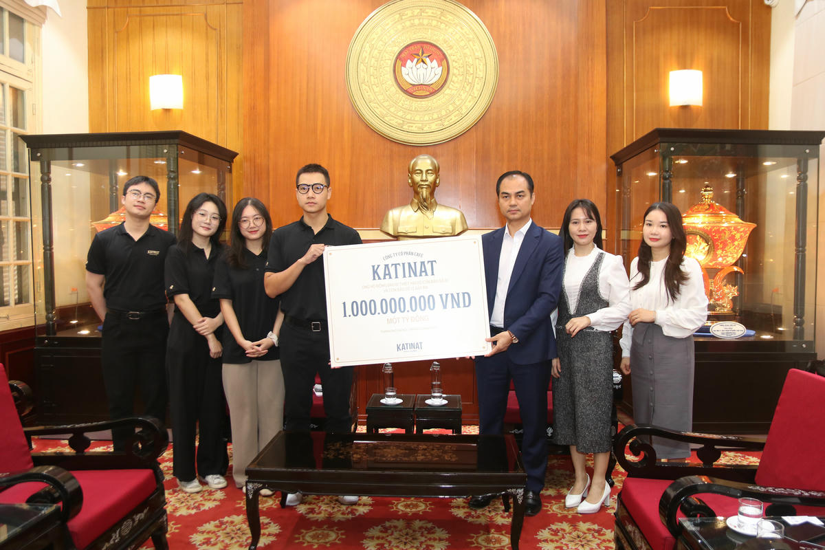 Ông Vũ Chí Hòa, Phó Trưởng ban Công tác xã hội Cơ quan UBTƯ MTTQ Việt Nam tiếp nhận ủng hộ từ Công ty Cổ phần Cafe Katinat. Ảnh: Tiến Đạt.