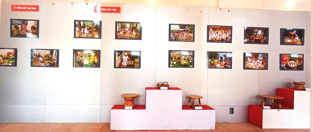 Giới thiệu nhiều hình ảnh về lễ hội Katê tại khu trưng bày. (ảnh X.H)
