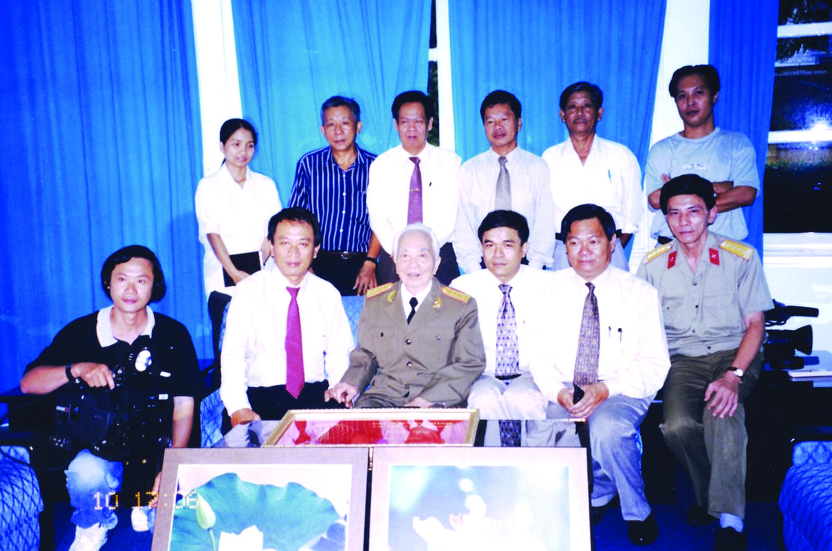 Đại tướng Võ Nguyên Giáp với đoàn làm phim "Ký ức Điện Biên".