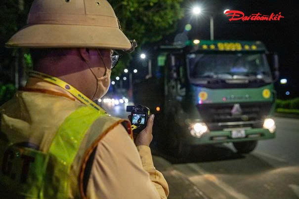 Hơn 23h đêm, từ thông tin của tổ hóa trang về một chiếc "Hổ vồ" đang di chuyển vội vã hướng về khu vực Nhổn (Hà Nội), lực lượng chức năng đã tiến hành dừng xe, kiểm tra.