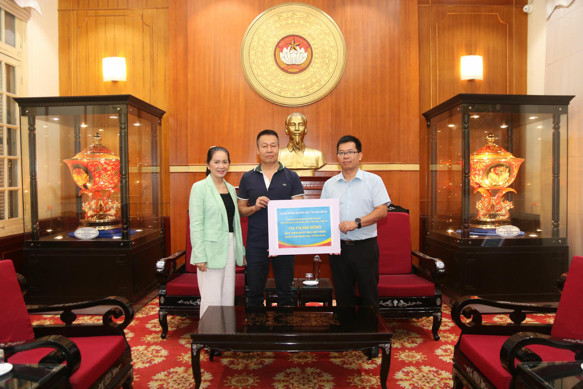 Ông Lê Thanh Tú, Phó Trưởng ban Công tác xã hội Cơ quan UBTƯ MTTQ Việt Nam tiếp nhận ủng hộ từ Cộng đồng người Việt tại Belarus. Ảnh: Tiến Đạt.