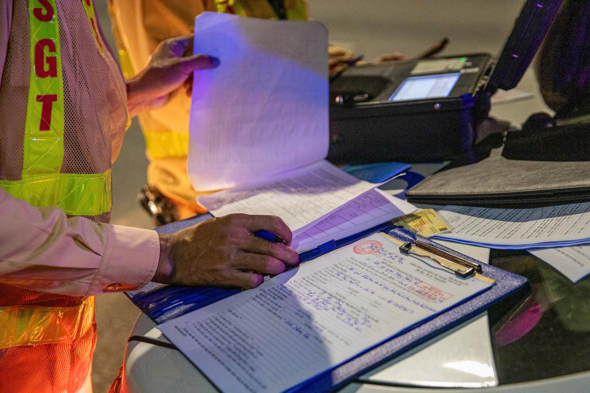 Theo đó, lực lượng CSGT tiến hành lập biên bản.