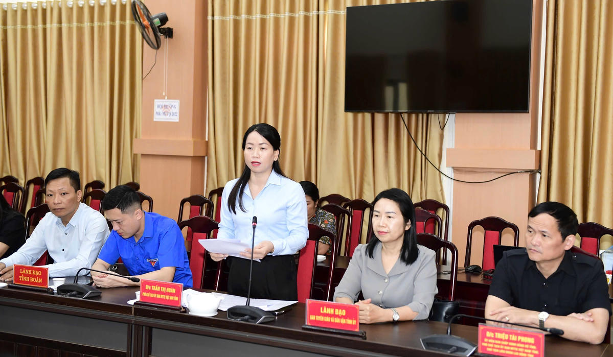 Phó Chủ tịch Ủy ban MTTQ Việt Nam tỉnh Tuyên Quang Trần Thị Hoàn thông tin về thiệt hại do mưa bão. Ảnh: X.T.