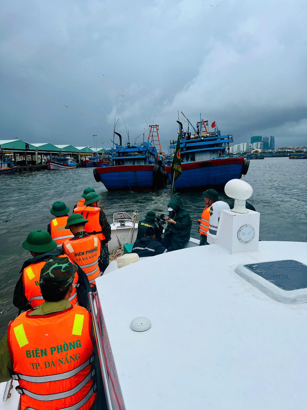 Lực lượng Biên phòng điều tiết tàu trong âu thuyền. Ảnh: Nguyễn Tú.