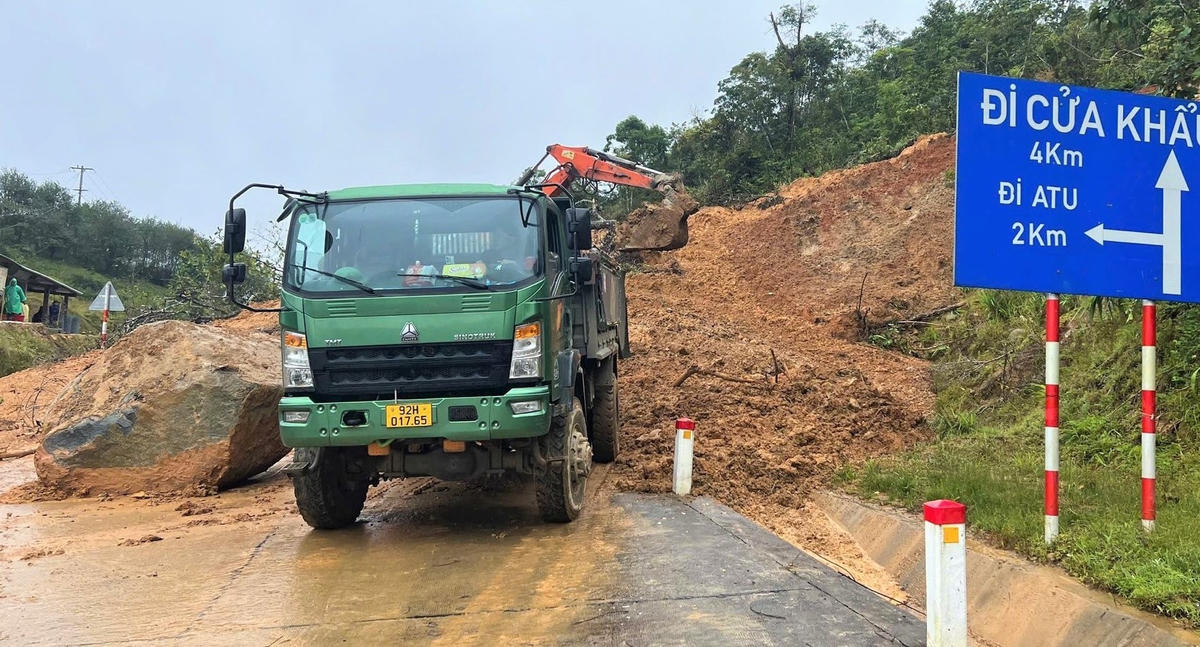 Chính quyền xã Hùng Sơn huy động phương tiện khắc phục sạt lở. Ảnh: PARAI