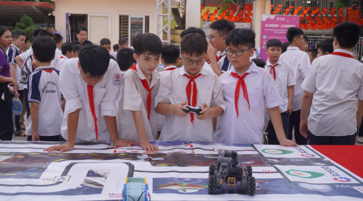 Học sinh hào hứng điều khiển robot tại ngày hội trải nghiệm STEM - AI - Robotics. Ảnh: BTC