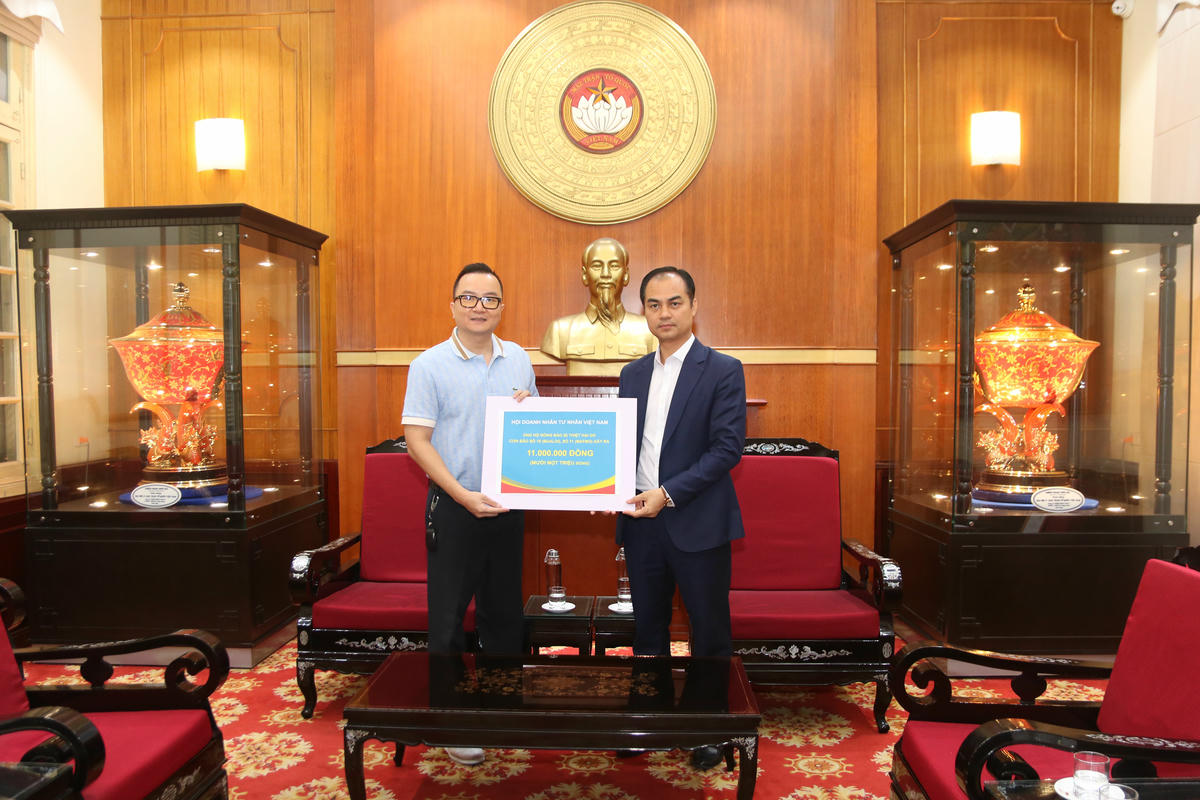 Ông Vũ Chí Hòa tiếp nhận ủng hộ từ Hội Doanh nhân tư nhân Việt Nam. Ảnh: Tiến Đạt.