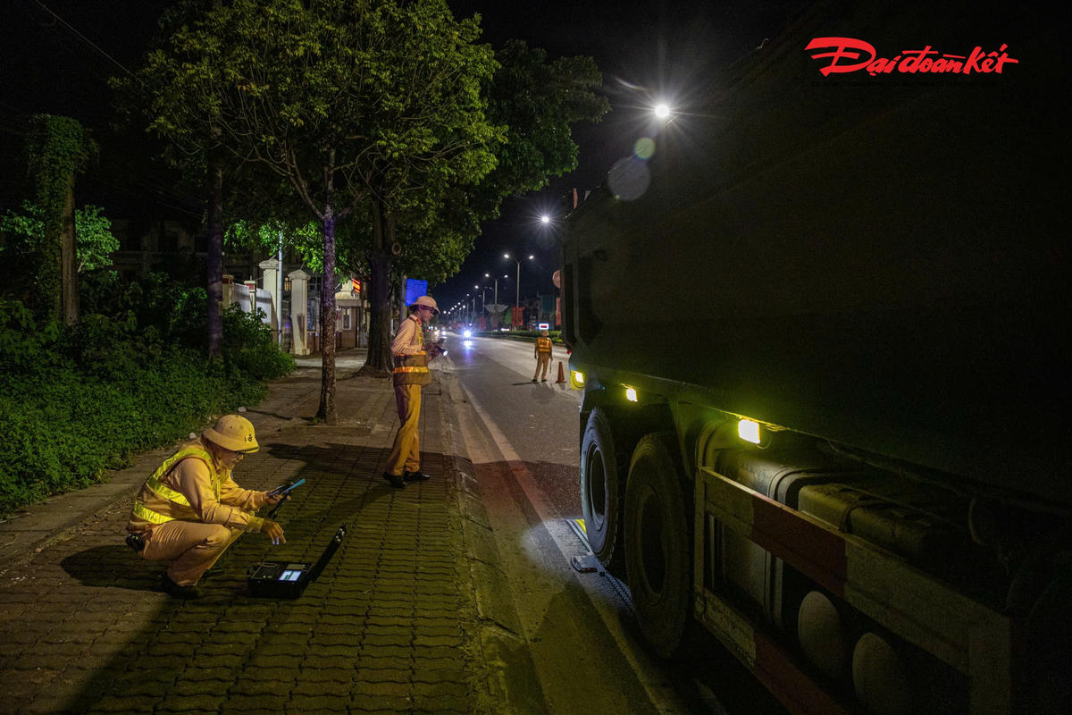 Lực lượng CSGT tập trung xử lý nghiêm các hành vi là nguyên nhân trực tiếp gây ùn tắc và tai nạn giao thông như: Vi phạm quy định về nồng độ cồn, ma túy; vi phạm tải trọng, cơi nới thùng xe; không chấp hành hiệu lệnh đèn tín hiệu giao thông; đi ngược chiều, dừng đỗ sai quy định, điều khiển xe tự chế, chở hàng hóa cồng kềnh, học sinh vi phạm… qua đó góp phần giữ vững trật tự, an toàn giao thông và bảo đảm vệ sinh môi trường, mỹ quan đô thị trên địa bàn thành phố.