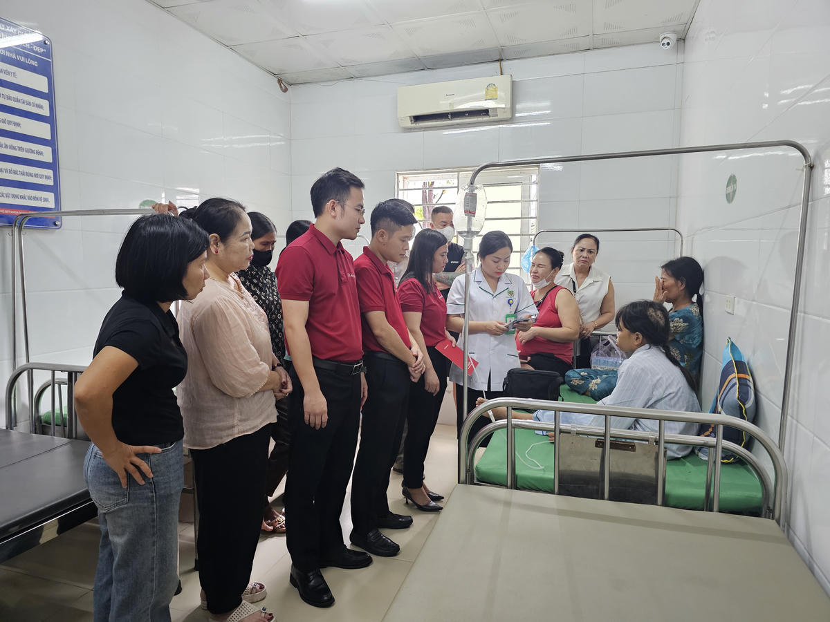 Nhiều cơ quan, doanh nghiệp, cá nhân đến thăm hỏi, động viên cháu H.T.N.L tại bệnh viện. Ảnh: Quốc Thanh