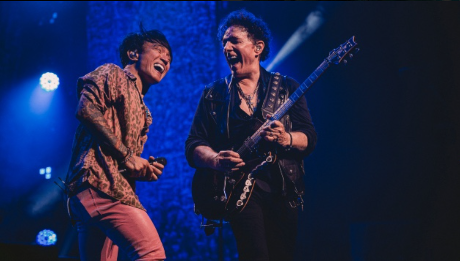 Arnel Pineda và tay guitar Neal Schon