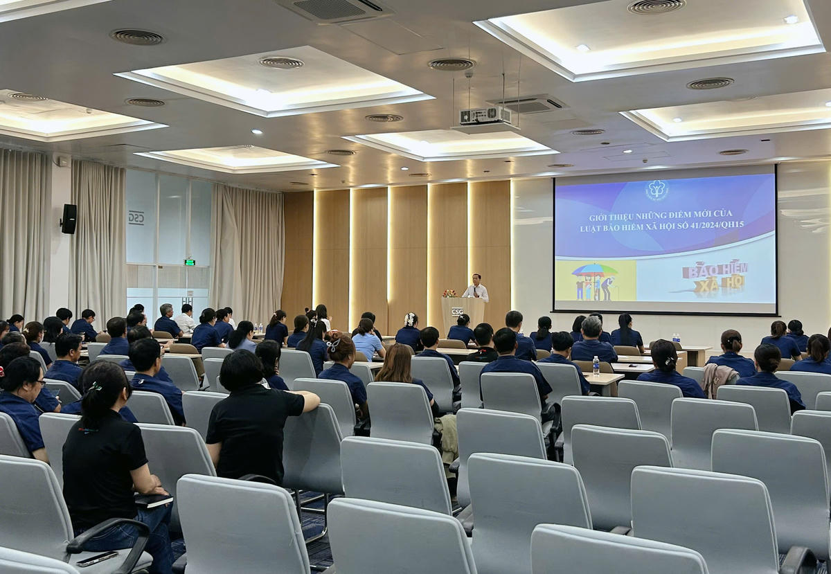 BHXH tỉnh Đồng Nai tổ chức tuyên truyền chính sách BHXH, BHYT, bảo hiểm thất nghiệp tại doanh nghiệp. Ảnh: Hồ Tú.