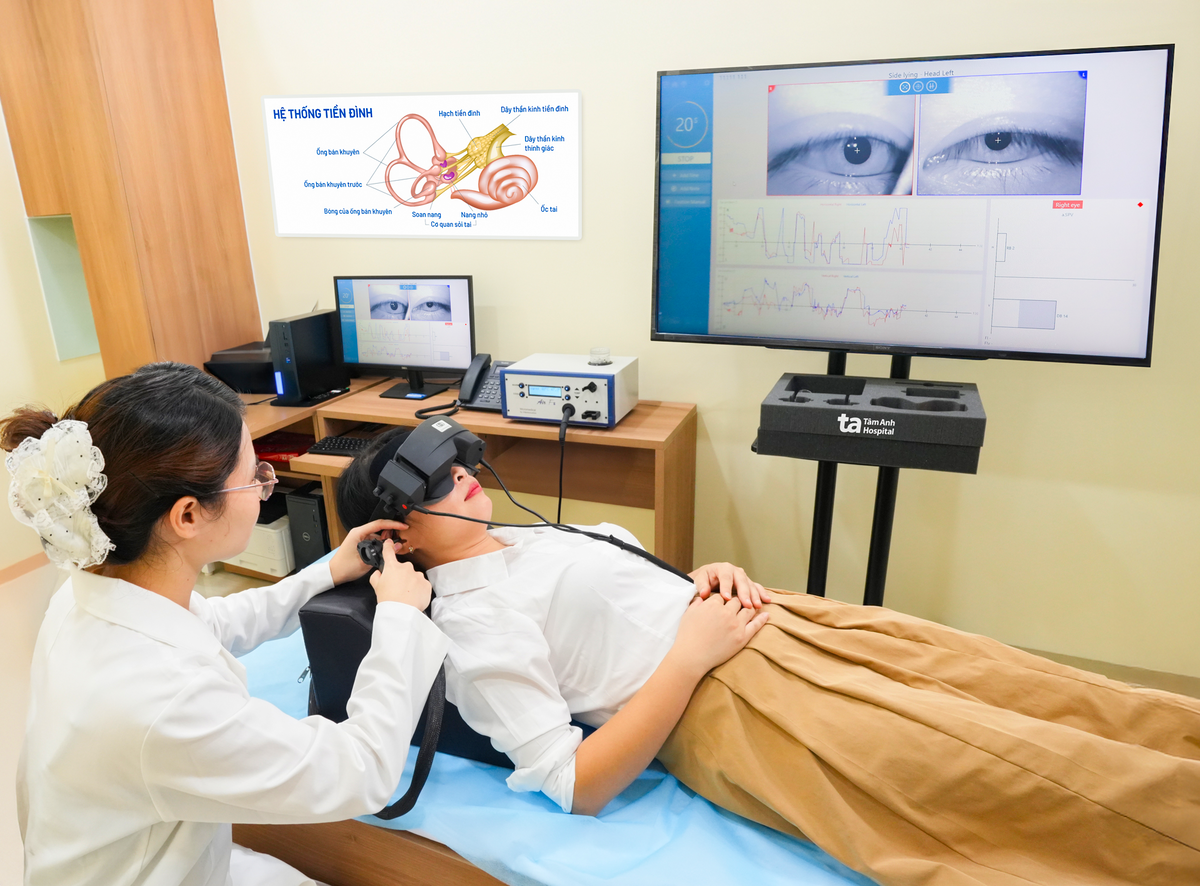 Hệ thống đo chức năng tiền đình Interacoustics tích hợp công nghệ ảnh động nhãn đồ (VNG) ứng dụng trí tuệ nhân tạo (AI) tại PKĐK Tâm Anh Cầu Giấy giúp bác sĩ xác định chính xác nguyên nhân rối loạn tiền đình, nâng hiệu quả điều trị rối loạn tiền đình ngoại biên lên hơn 70%, trong đó trường hợp do thạch nhĩ lạc chỗ có thể hồi phục tới 90%. . Ảnh: BVĐK Tâm Anh.