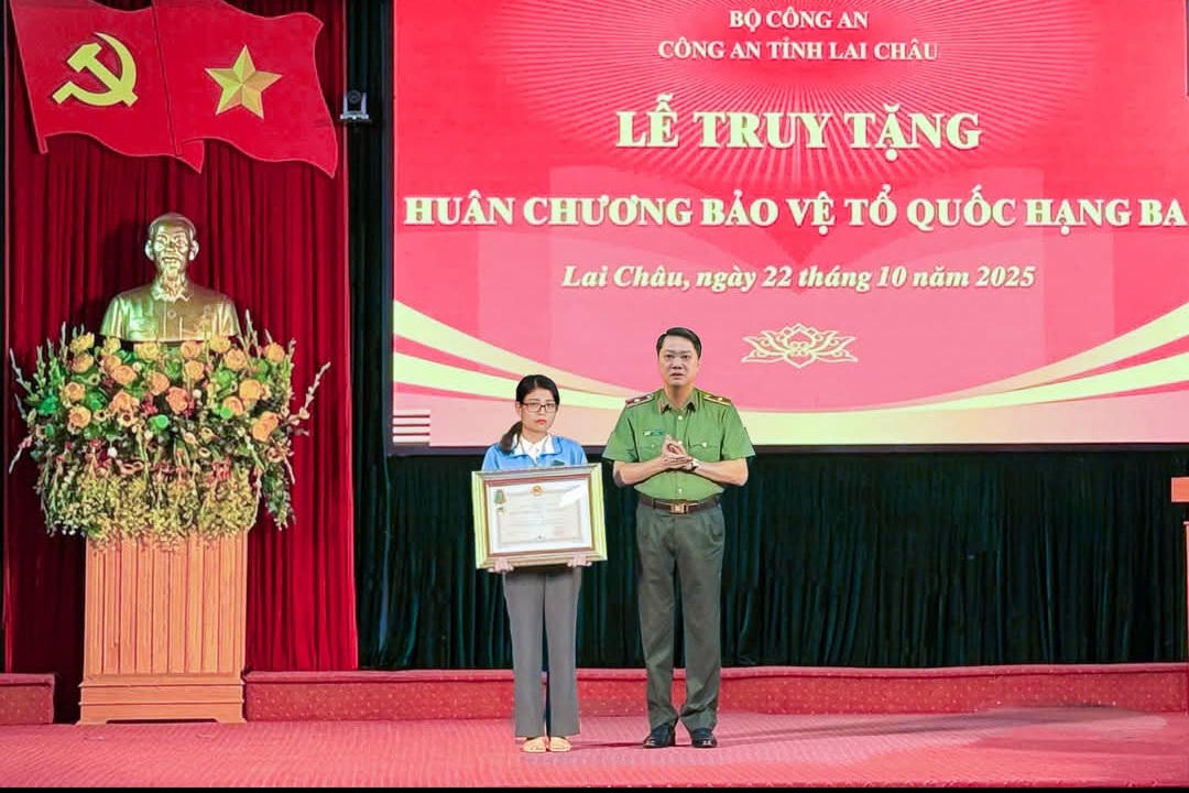 Giám đốc Công an tỉnh Lai Châu Nguyễn Viết Giang trao tặng Huân chương cho đại diện gia đình Thiếu tá Hà Văn Minh. Ảnh: Công an tỉnh Lai Châu.