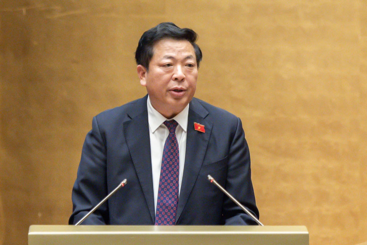 Bộ trưởng Bộ Xây dựng Trần Hồng Minh báo cáo tại Quốc hội. Ảnh: Quang Vinh.