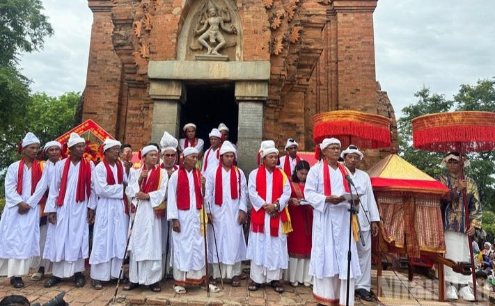 Phó cả sư Lưu Sanh Thanh, Ủy viên Ủy ban MTTQ Việt Nam tỉnh Khánh Hòa, Thư ký Hội đồng Chức sắc Chăm Bàlamôn phát biểu khai Lễ hội Katê năm 2025 tại tháp Po Klong Garai, phường Đô Vinh (tỉnh Khánh Hòa). (ảnh X.H)