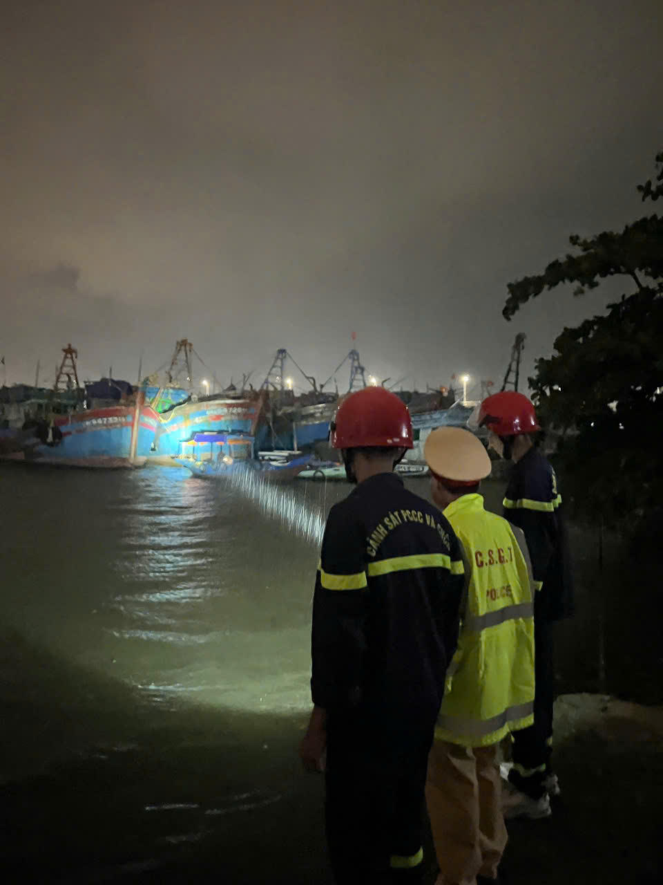 Sắp xếp các tàu đảm bảo không va đập, cháy nổ liên hoàn. Ảnh: Nguyễn Tú.