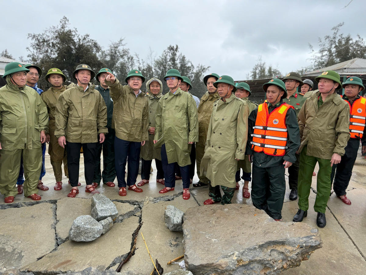 Ông Nguyễn Đình Trung - Bí thư Thành ủy Huế (giữa) cùng đoàn công tác kiểm tra công tác phòng, chống bão số 12. Ảnh: H.N.