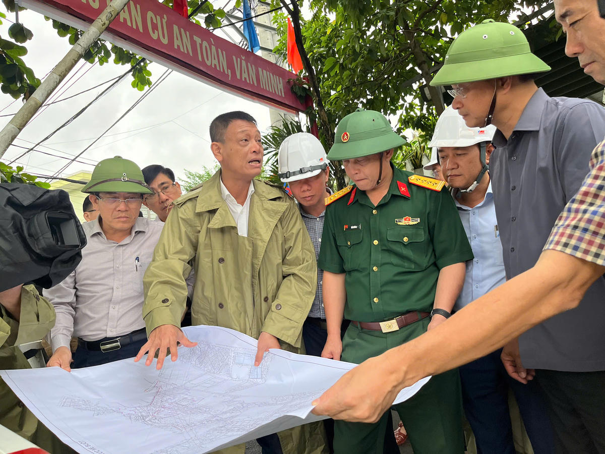 Bí thư Thành ủy Đà Nẵng nghe các đơn vị báo cáo về phương án đầu tư giải quyết điểm ngập nặng đường Mẹ Suốt trong thời gian đến. Ảnh: Nguyễn Tú.