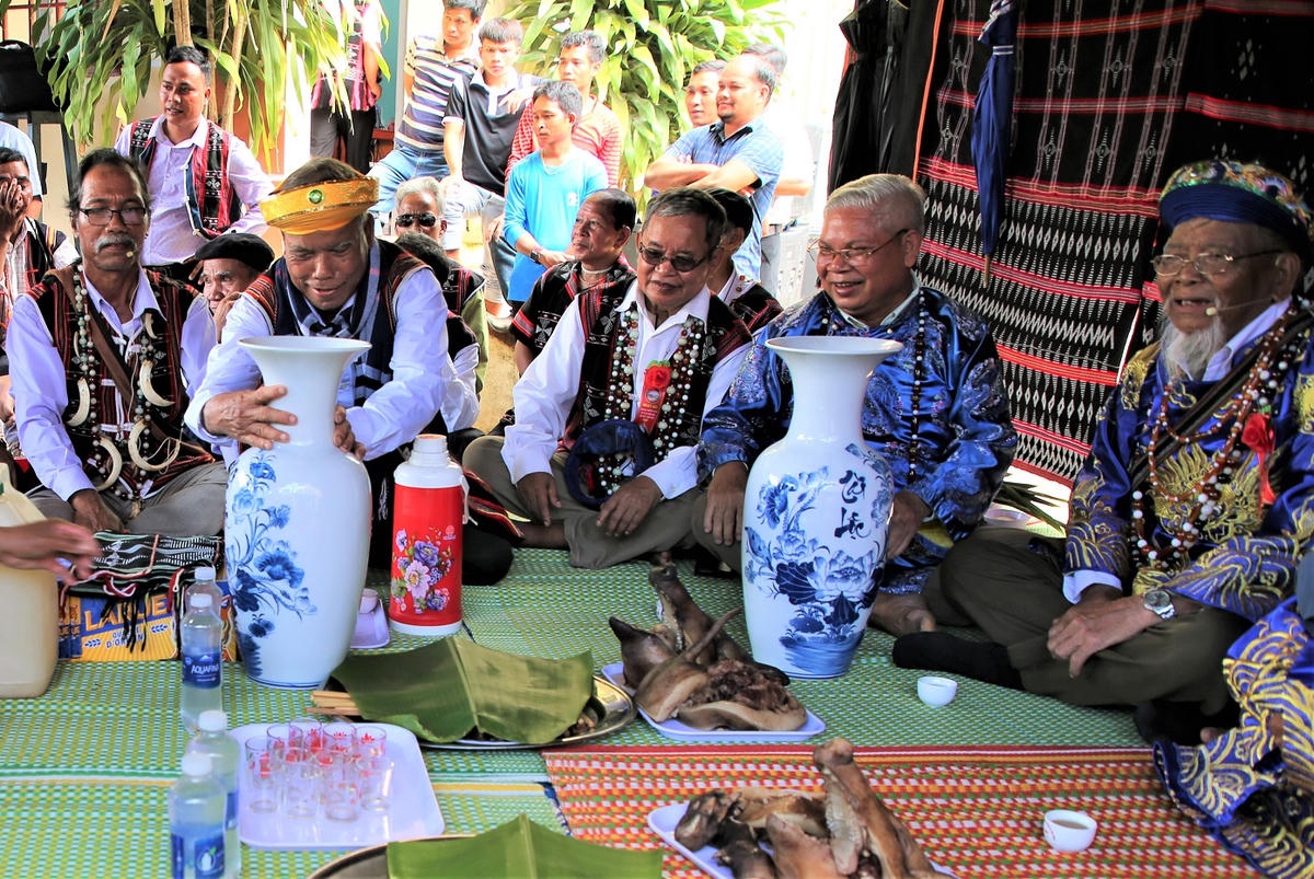 Các già làng chuẩn bị vật phẩm là bình sứ, vải thổ cẩm dành tặng cho các già làng khách.