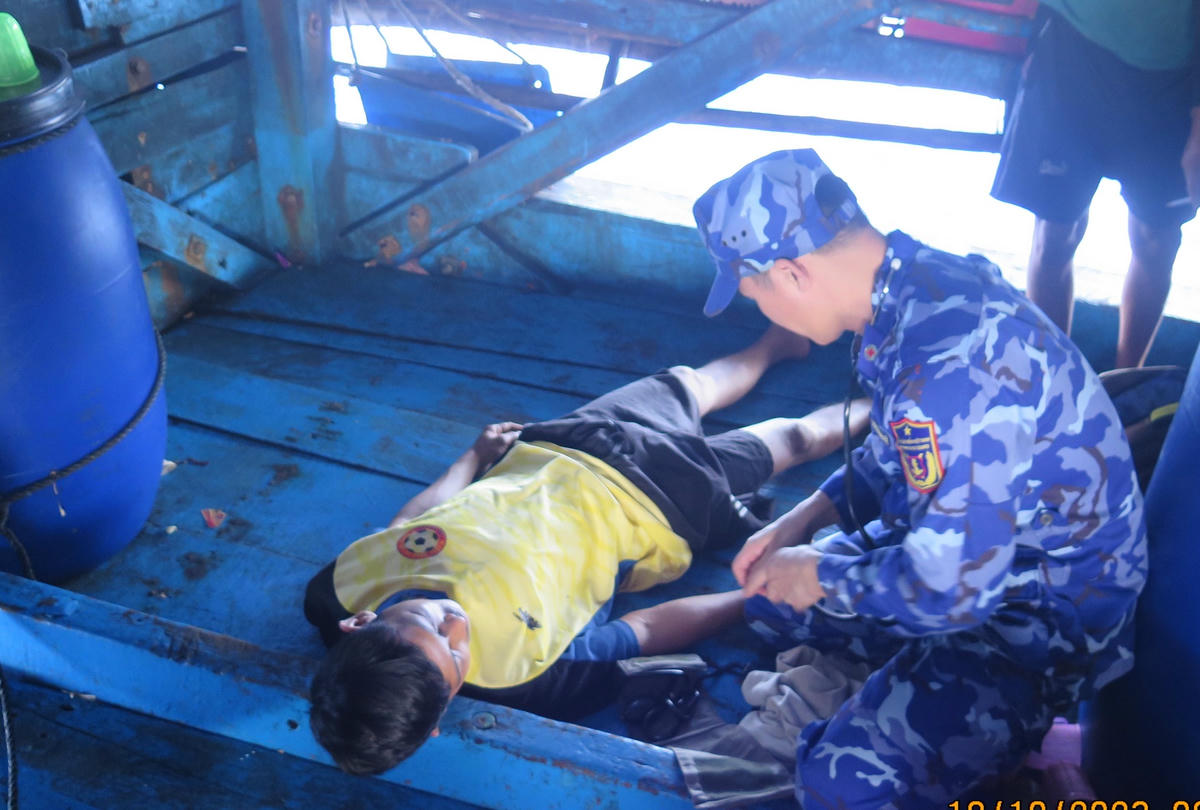 Cảnh sát biển trong một lần cứu ngư dân gặp nạn trên biển