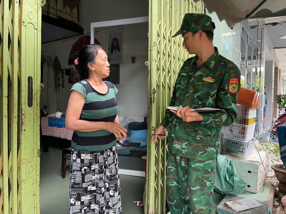 Lực lượng vận động người dân phường Hải Châu di dời. Ảnh: Thùy Trang.