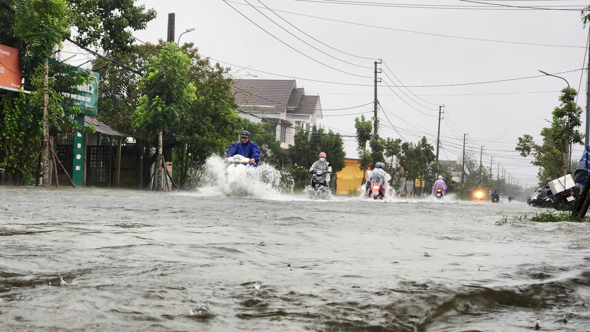 Huế cho học sinh nghỉ học đề phòng mưa lũ