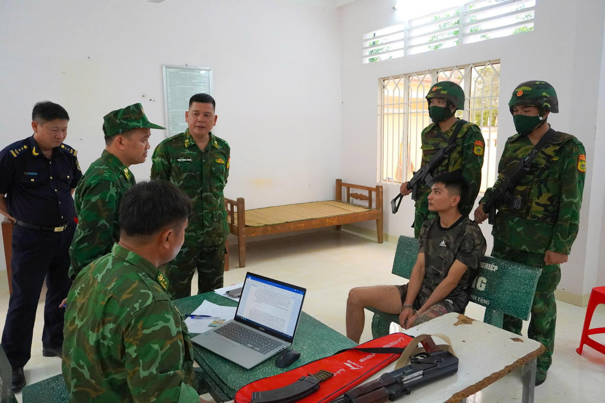 Lực lượng chức năng tiến hành lấy lời khai, làm rõ mục đích mang vũ khí của đối tượng. Ảnh: B.P.