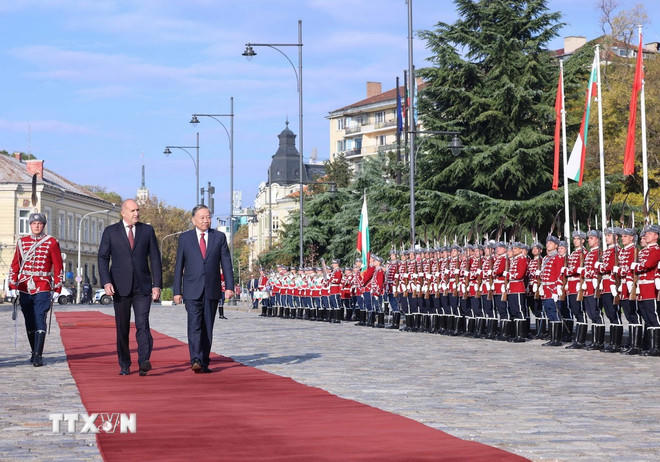 Tổng thống Cộng hòa Bulgaria Rumen Radev và Phu nhân chủ trì Lễ đón Tổng Bí thư Tô Lâm và Phu nhân thăm chính thức Bulgaria. (Ảnh: Thống Nhất/TTXVN)