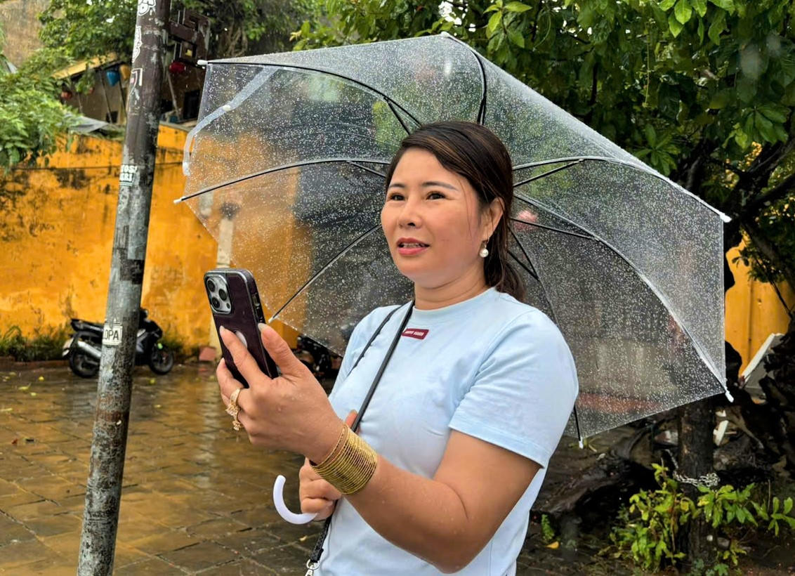 Chị Nguyễn Thị Bắc check in trên đường Bạch Đằng, phường Hội An. Ảnh: Tấn Thành.