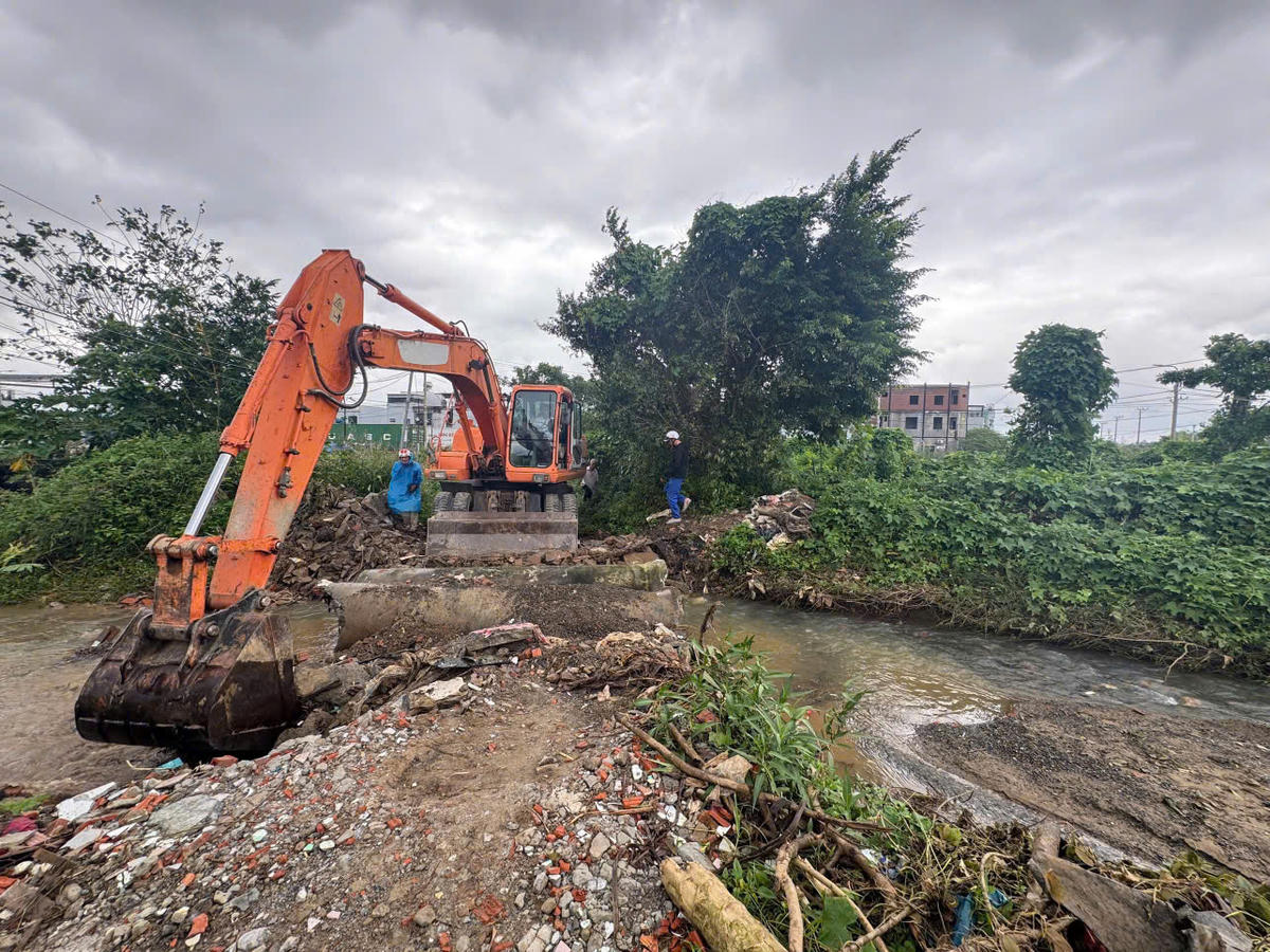 Khơi thông dòng chảy tại tuyến cống liên phường. Ảnh: Nguyễn Tú.