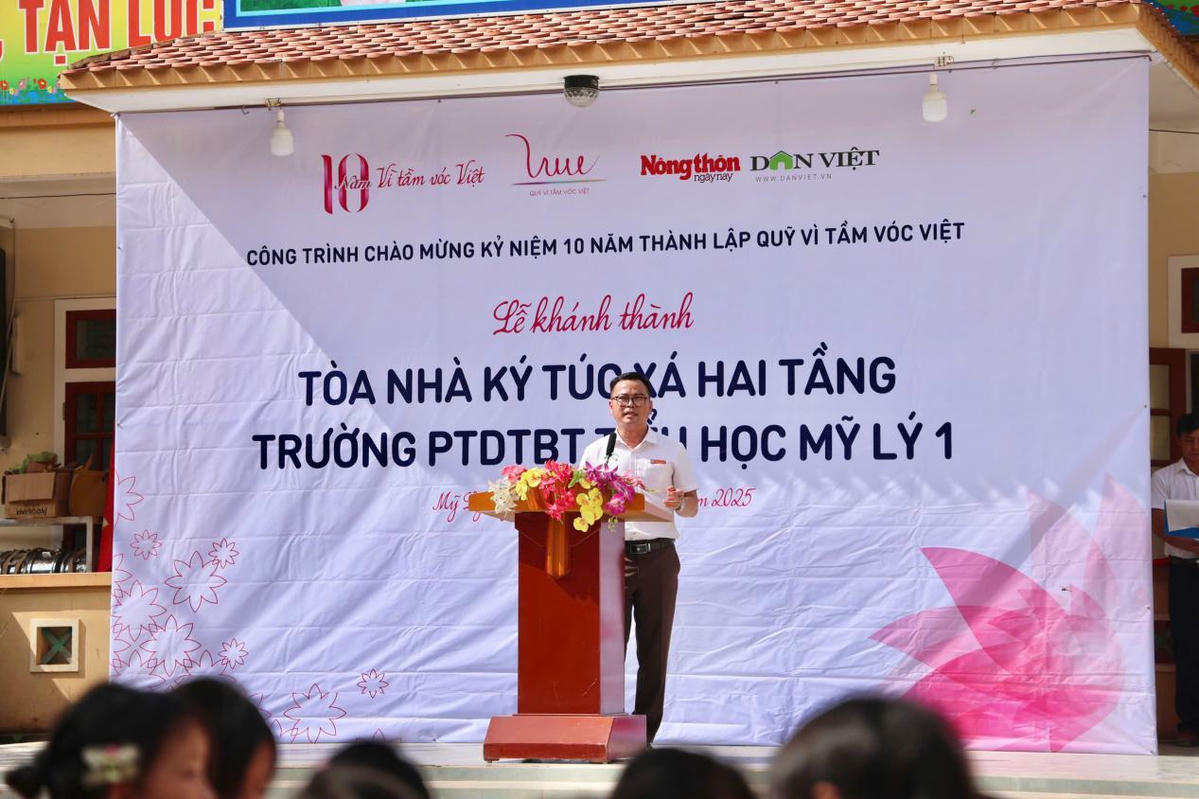 Thầy Nguyễn Thế Vĩnh – Hiệu trưởng nhà trường phát biểu.