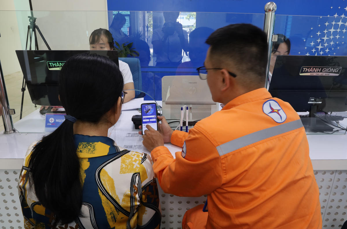 Mang tiện ích đến từng khách hàng, công nhân Điện lực Điện Biên trực tiếp hướng dẫn khách hàng cài đặt và sử dụng ứng dụng CSKH