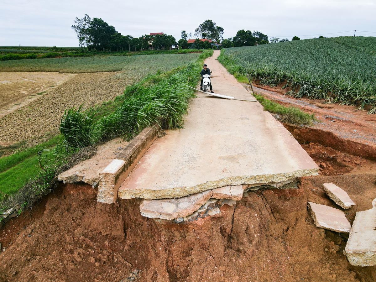 Theo ông Đồng, UBND xã Xuân Tín đã có báo cáo gửi Sở Xây dựng, đề xuất phương án xây dựng mới cầu Mọ, chiều dài 150 m, rộng 8,5 m, đường dẫn 2 đầu dài 1 km, tổng mức đầu tư dự kiến 70 tỷ đồng từ ngân sách tỉnh, thực hiện trong giai đoạn 2025 - 2026. Ảnh: Đình Minh