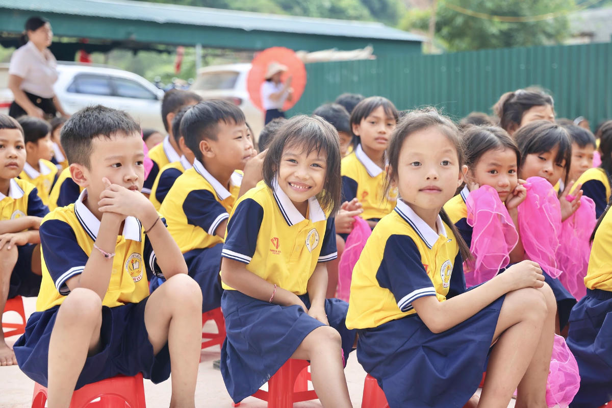 Niềm vui của học sinh trong ngày khánh thành ký túc xá mới.