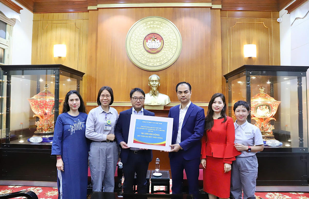 Công ty TNHH TOTO Việt Nam trao ủng hộ đồng bào vùng lũ 