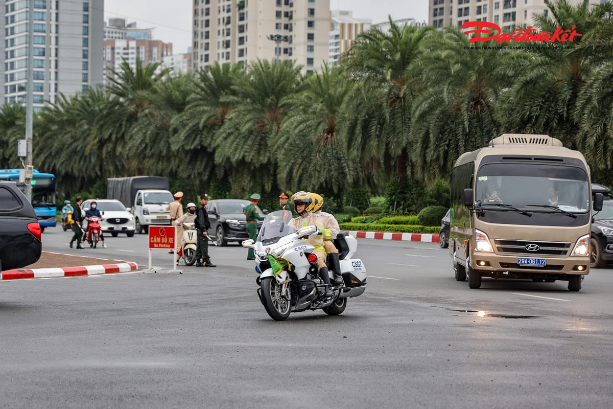 CSGT Hà Nội diễn tập phương án bảo đảm an toàn giao thông phục vụ Lễ mở ký Công ước Liên Hợp Quốc về chống tội phạm mạng. Ảnh: Lê Khánh.