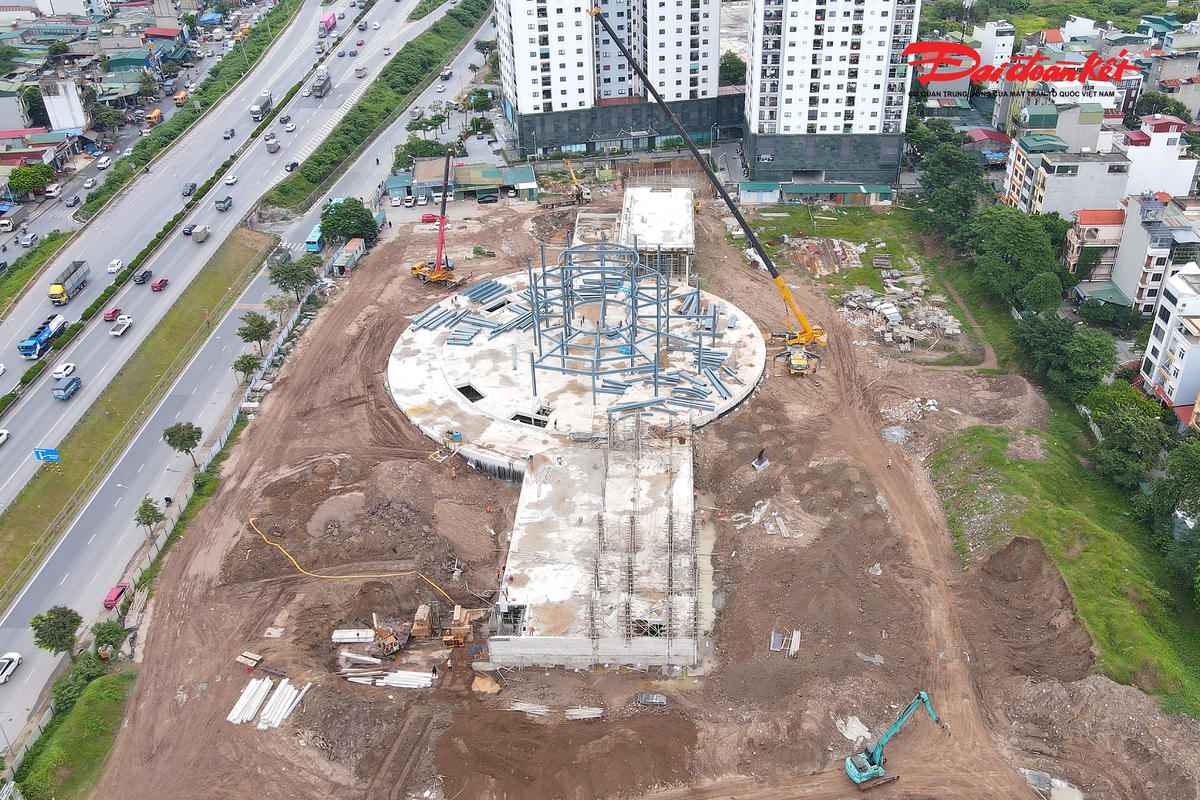 Tòa nhà trung tâm bến xe hình tròn 4 tầng (3 tầng nổi, 1 tầng hầm) đã dần thành hình. Dự kiến khi hoàn thành sẽ là khu vực bán vé, showroom cho thuê và kinh doanh đồ ăn nhanh...
