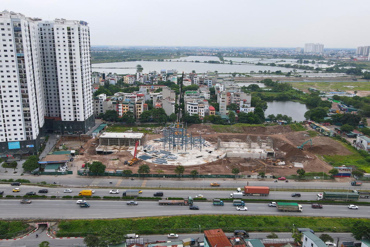 Dự án Bến xe khách Yên Sở được khởi công trong quý II/2025 với diện tích xây dựng là 3.445 m2, tổng diện tích sàn khoảng 14.534 m2 nằm dọc theo trục Vành đai 3. Hiện hạng mục chính của dự án là tòa nhà trung tâm bến xe hình tròn 4 tầng (3 tầng nổi, 1 tầng hầm), đã dần thành hình.