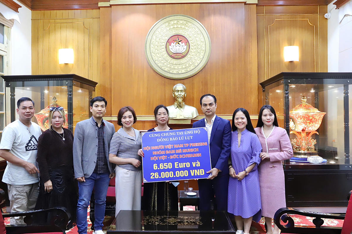 Ông Vũ Chí Hòa - Phó Trưởng ban Công tác xã hội, UBTƯ MTTQ Việt Nam tiếp nhận ủng hộ từ Hội Người Việt Nam TP Freising, Nhóm Đam mê Munich, Hội Việt - Đức Schwaben 