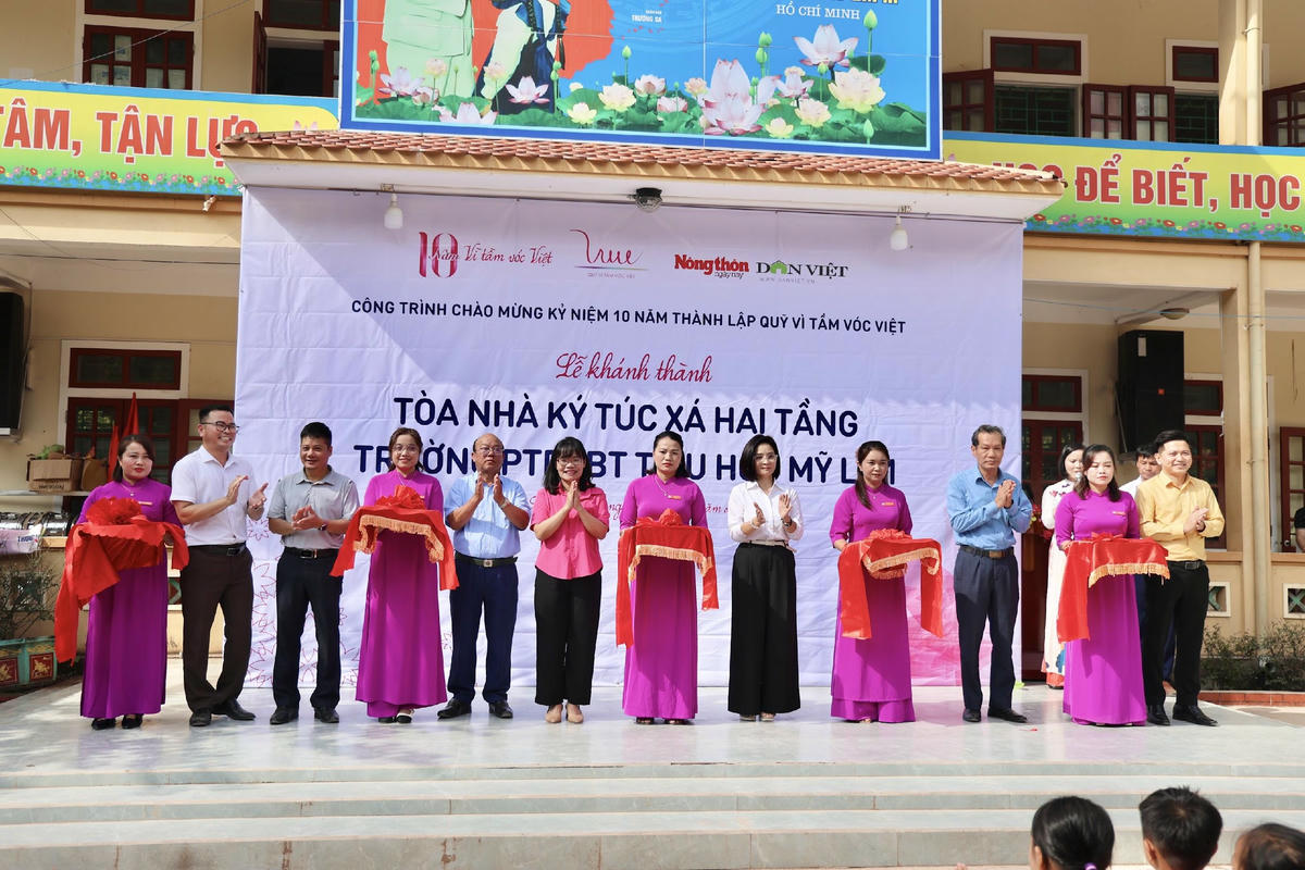 Đại diện UBMTTQ Việt Nam, tỉnh Nghệ An, đại diện lãnh đạo Sở GD&amp;ĐT tỉnh Nghệ An, lãnh đạo địa phương, lãnh đạo Quỹ Vì Tầm Vóc Việt, báo Nông thôn ngày nay/Báo điện tử Dân Việt, nhà trường cắt băng khánh thành.. 