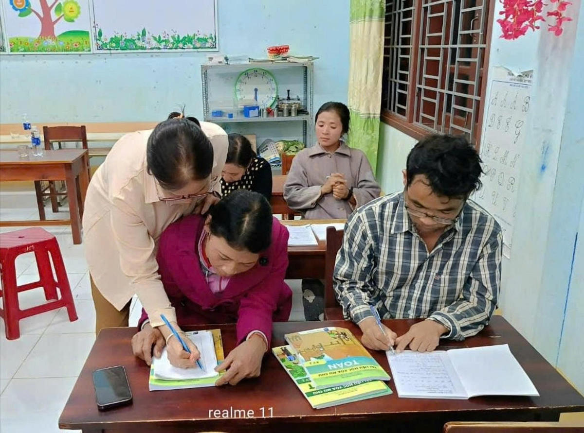 Học viên được hướng dẫn viết chữ. Ảnh: CTV