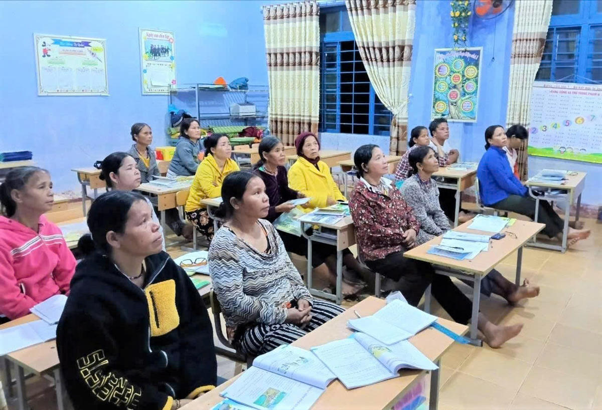 Nhiều học viên tham gia lớp học xóa mù chữ. Ảnh: CTV