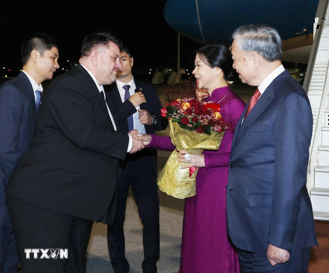 Lễ đón Tổng Bí thư Tô Lâm và Phu nhân tại sân bay quốc tế Sofia. (Ảnh: Thống Nhất/TTXVN)