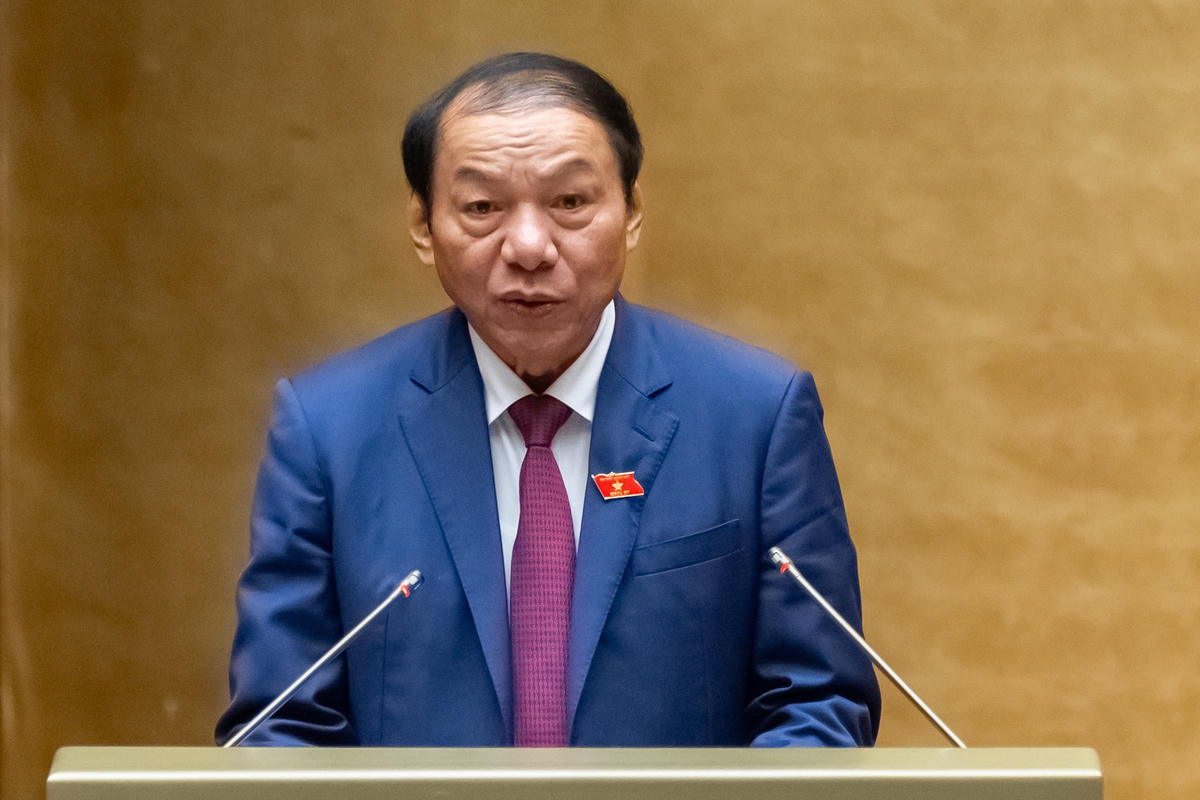 Bộ trưởng Bộ Văn hóa - Thể thao và Du lịch Nguyễn Văn Hùng trình bày tóm tắt dự án Luật Báo chí (sửa đổi). Ảnh: Quang Vinh.