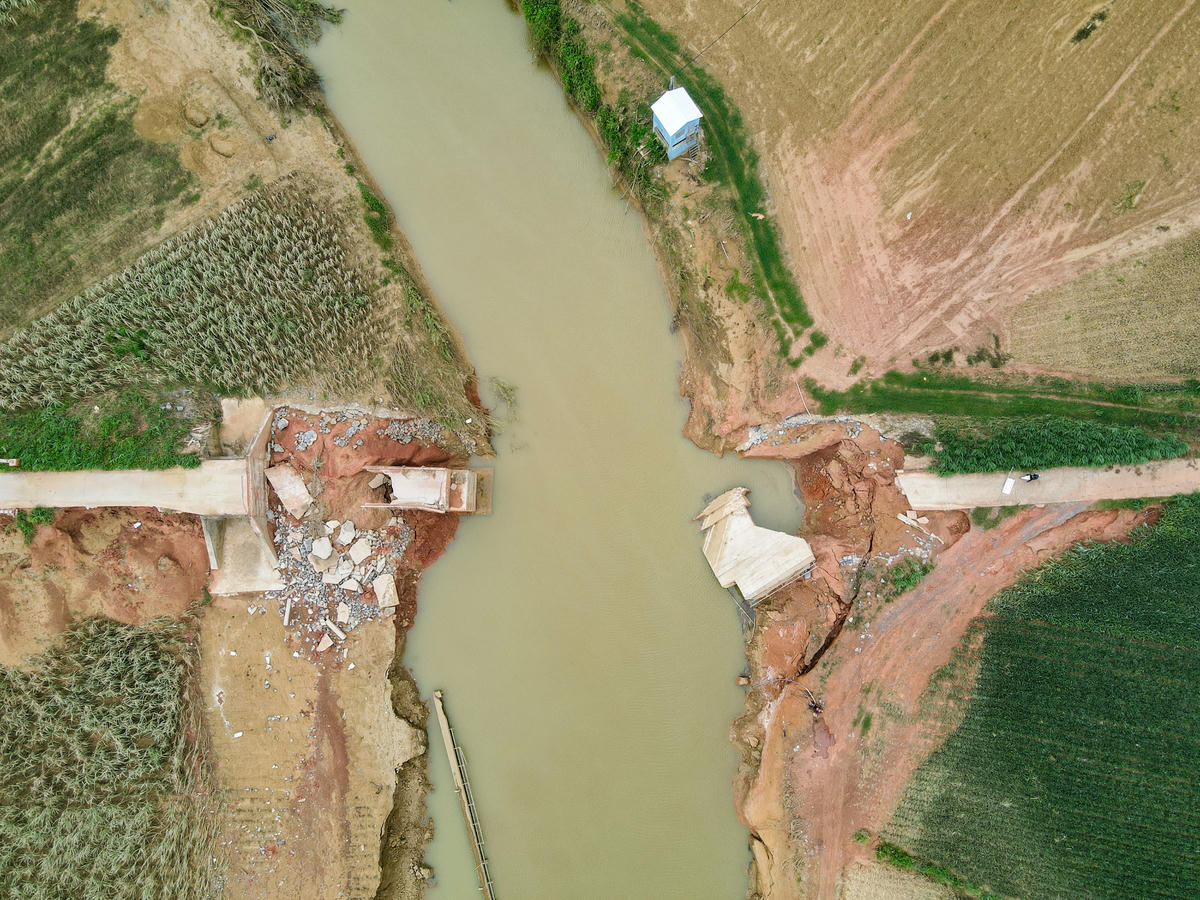 Theo phản ánh của người dân xã Xuân Tín, tỉnh Thanh Hóa, trong đợt mưa bão số 10 vừa qua, mực nước trên sông Cầu Chày đã dâng cao, tràn qua mặt đê, gây thiệt hại nặng về tài sản và hoa màu. Đặc biệt, do lũ lên nhanh, khiến 1 mố cầu và toàn bộ nhịp cầu Mọ bị cuốn trôi vào đêm 29/9. Ảnh: Đình Minh