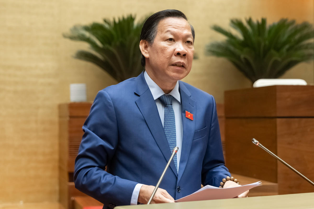 Chủ nhiệm Ủy ban Kinh tế tài chính Phan Văn Mãi báo cáo thẩm tra Dự án Luật Phá sản (sửa đổi). Ảnh: Quang Vinh.