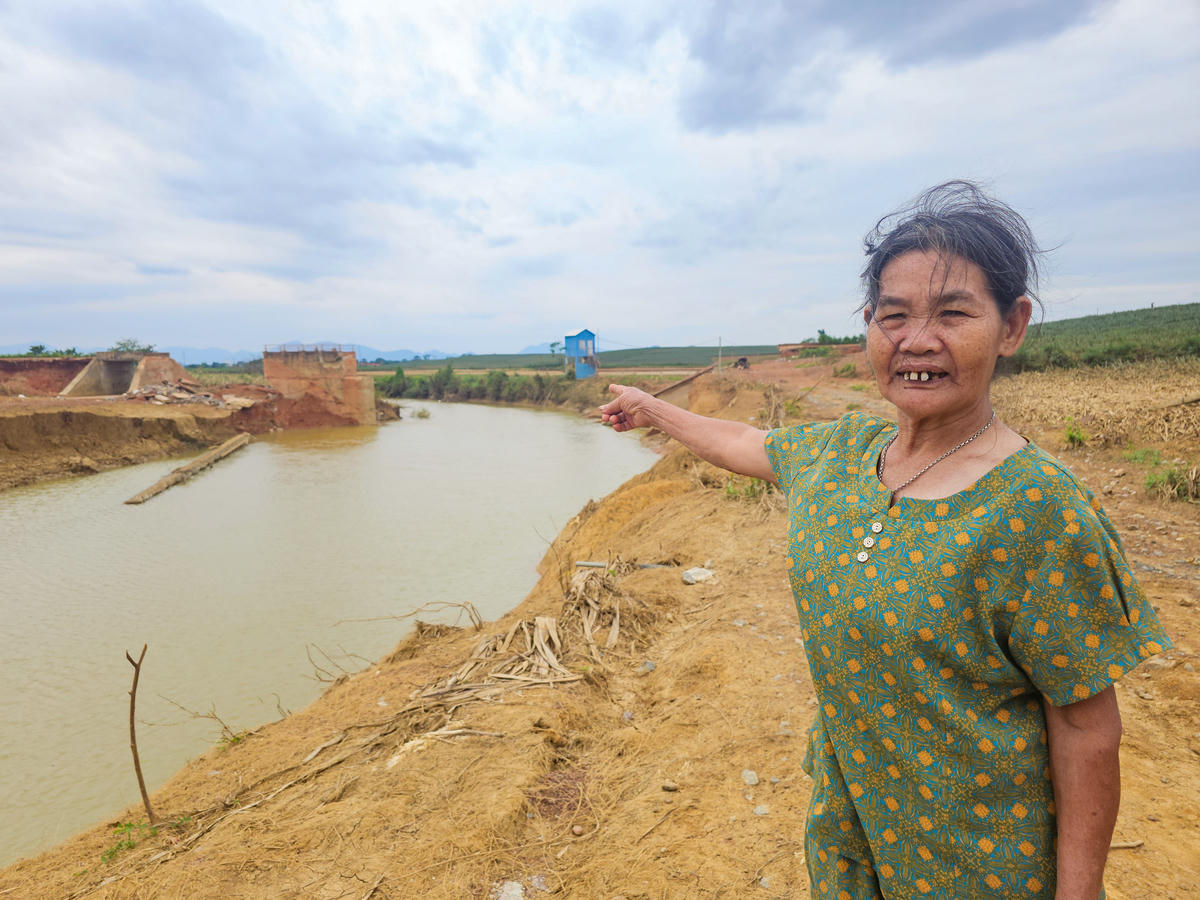 Bà Thiều Thị Hân, 71 tuổi, trú thôn Thắng Lợi, xã Yên Phú, sống ngay gần cầu Mọ cho biết: 'Cầu này được xây năm 2017 nhưng hôm vừa rồi nước lên nên bị sập. Chúng tôi mong Nhà nước sớm đầu tư kinh phí xây lại cầu mới, giờ muốn qua sông phải đi xa quá, người già như tôi sức khỏe không chịu nổi', bà Hân nói.